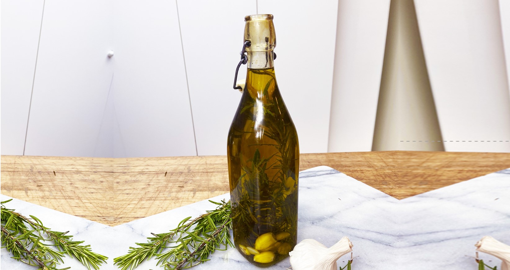 Recette pour la fête des mères : huile infusée au romarin, ail, et piment !